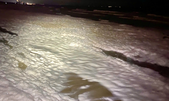 Khảo sát biển Vũng Tàu khi xuất hiện nước đổi màu, bọt trắng? - Ảnh 2.