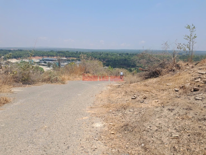 Vụ tai nạn tại Tà Zôn: Xe tải tuột dốc, trôi hơn 200 m trước khi lao xuống vực khiến 3 người tử vong - Ảnh 2.