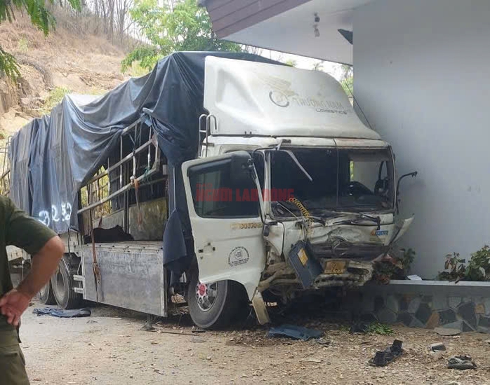 Vụ tai nạn tại Tà Zôn: Xe tải tuột dốc, trôi hơn 200 m trước khi lao xuống vực khiến 3 người tử vong - Ảnh 4.