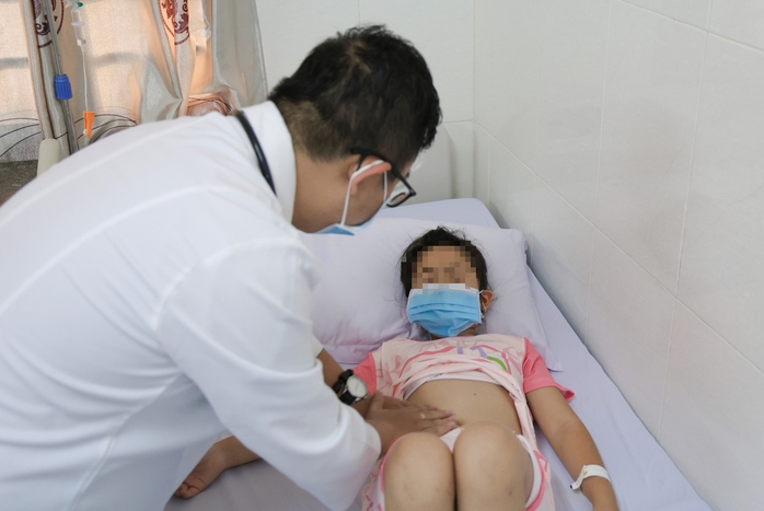 Nguy&ecirc;n nh&acirc;n ngộ độc thực phẩm khiến 86 người nhập viện sau khi ăn b&aacute;nh m&igrave; - Ảnh 1.