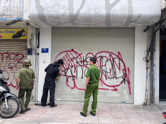 C&ocirc;ng an bắt quả tang thanh ni&ecirc;n &ldquo;thỏa m&atilde;n sở th&iacute;ch c&aacute; nh&acirc;n&rdquo; ở 2 căn nh&agrave; tại TPHCM - Ảnh 1.