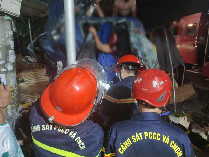 Xe tải đâm vào nhà dân ở Hải Phòng , đôi nam nữ mắc kẹt trong cabin - Ảnh 1. Xe tải đâm vào nhà dân ở Hải Phòng , đôi nam nữ mắc kẹt trong cabin - Ảnh 1.