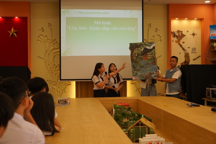 Học văn kh&ocirc;ng chỉ qua s&aacute;ch vở: Văn học trung đại được &ldquo;đ&aacute;nh thức&rdquo; - Ảnh 1.