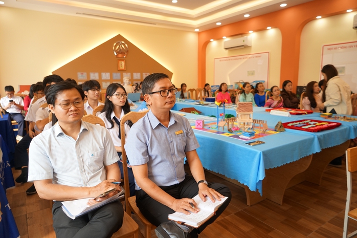 Học văn kh&ocirc;ng chỉ qua s&aacute;ch vở: Văn học trung đại được &ldquo;đ&aacute;nh thức&rdquo; - Ảnh 7.