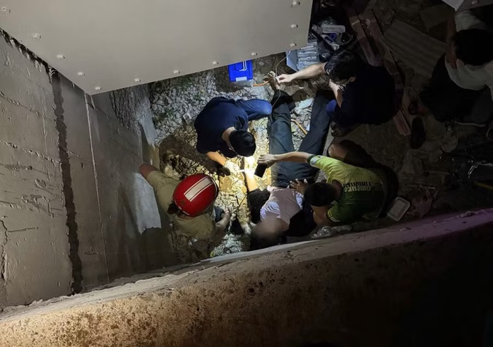 Hy hữu: Mải m&ecirc; livestream, nữ du kh&aacute;ch ng&atilde; xuống ch&acirc;n cầu Biển Hồ - Ảnh 1.