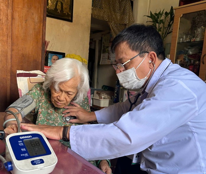 TPHCM: Người lớn tuổi vui mừng khi bác sĩ đến chăm sóc sức khỏe tại nhà - Ảnh 1.
