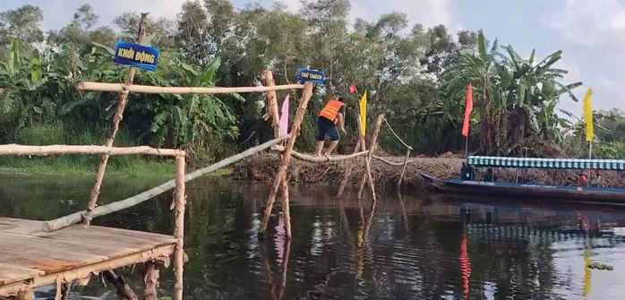 Thử th&aacute;ch đi cầu khỉ tại sự kiện "Hương rừng U Minh" - Ảnh 3.