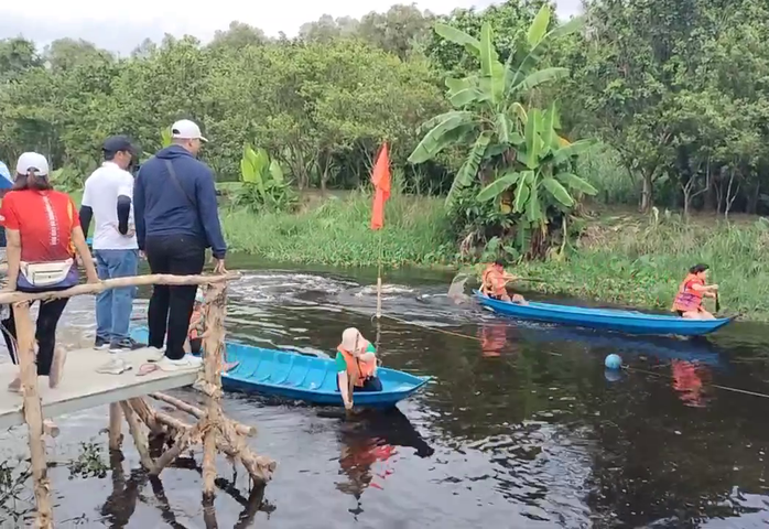Thử th&aacute;ch đi cầu khỉ tại sự kiện "Hương rừng U Minh" - Ảnh 6.