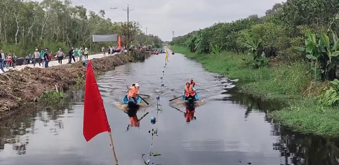 Thử th&aacute;ch đi cầu khỉ tại sự kiện "Hương rừng U Minh" - Ảnh 7.