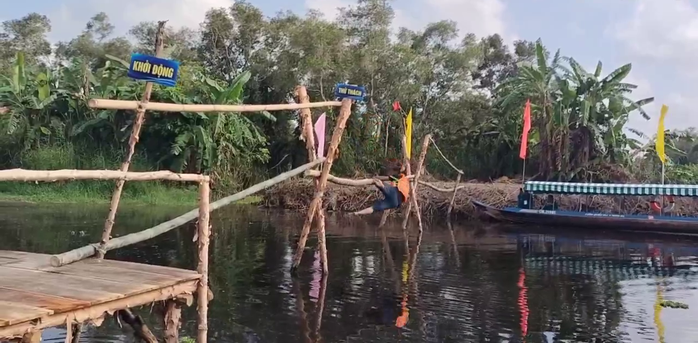 Thử th&aacute;ch đi cầu khỉ tại sự kiện "Hương rừng U Minh" - Ảnh 5.