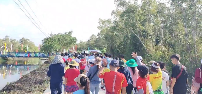 Thử th&aacute;ch đi cầu khỉ tại sự kiện "Hương rừng U Minh" - Ảnh 2.