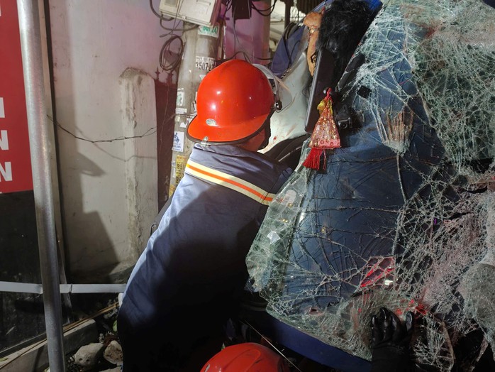 Xe tải đâm vào nhà dân ở Hải Phòng , đôi nam nữ mắc kẹt trong cabin - Ảnh 2. Xe tải đâm vào nhà dân ở Hải Phòng , đôi nam nữ mắc kẹt trong cabin - Ảnh 2.