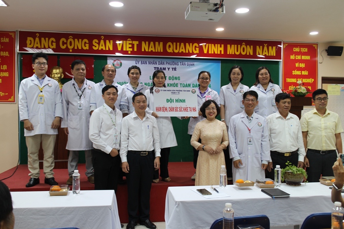 TPHCM: Người lớn tuổi vui mừng khi bác sĩ đến chăm sóc sức khỏe tại nhà - Ảnh 2.