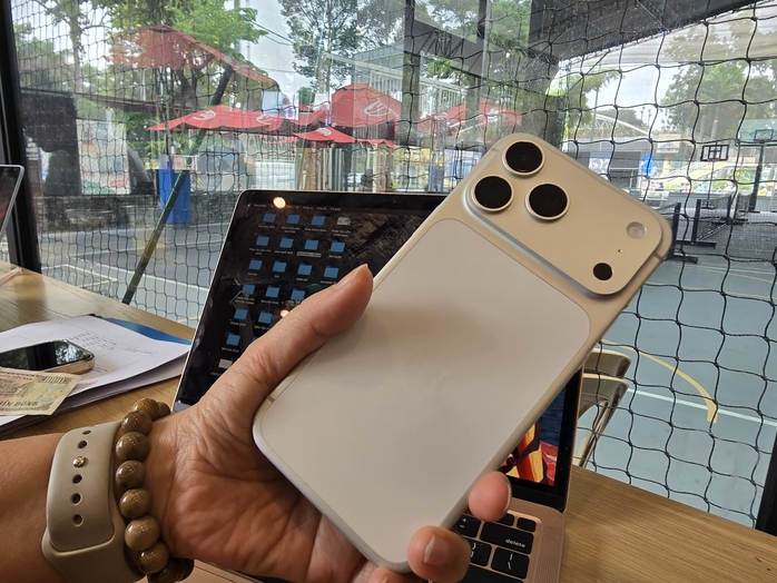 G&oacute;c cảnh gi&aacute;c: Đang y&ecirc;n đang l&agrave;nh tự nhi&ecirc;n tr&uacute;ng iPhone - Ảnh 1.