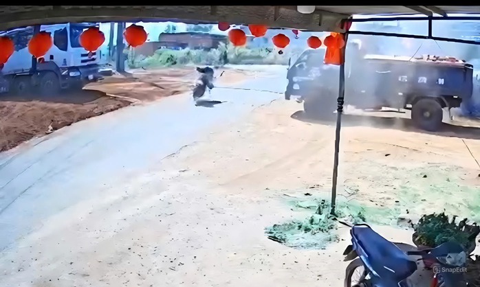 CLIP: Cộng đồng mạng bức x&uacute;c về sự bất cẩn của hai t&agrave;i xế xe tải - Ảnh 1.