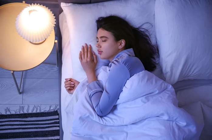 Kiểu ngủ g&acirc;y hại gấp đ&ocirc;i thiếu ngủ th&ocirc;ng thường - Ảnh 1.