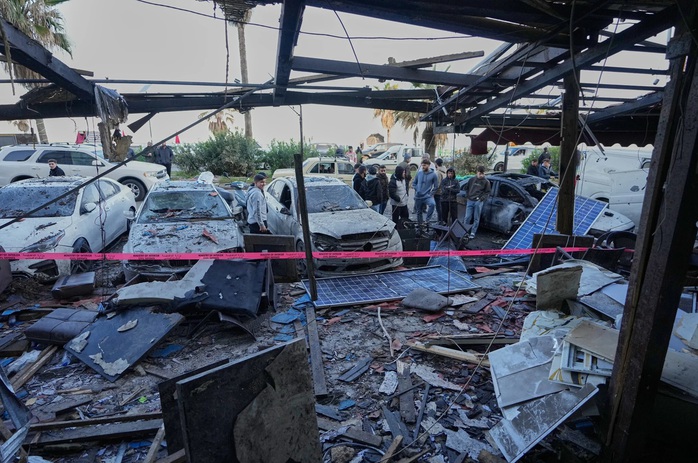 Chiến sự Trung Đ&ocirc;ng ng&agrave;y 8-4: T&ecirc;n lửa vẫn bay, Iran - Mỹ - Israel c&ugrave;ng tuy&ecirc;n bố chiến thắng? - Ảnh 1.