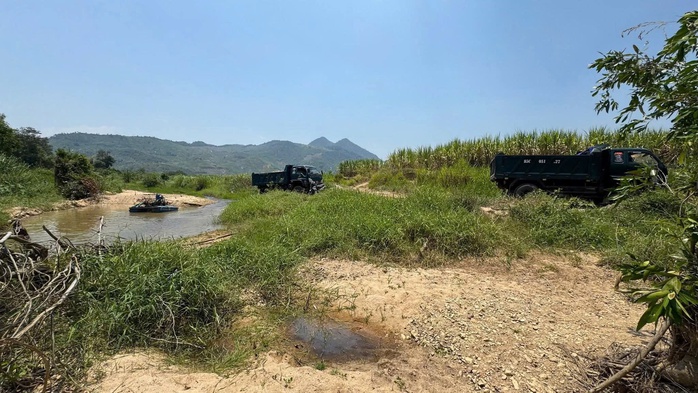 Kh&aacute;nh H&ograve;a:&ldquo;C&aacute;t tặc&rdquo; hoạt động giữa trưa, dựng b&egrave; h&uacute;t c&aacute;t, bố tr&iacute; người cảnh giới - Ảnh 1.