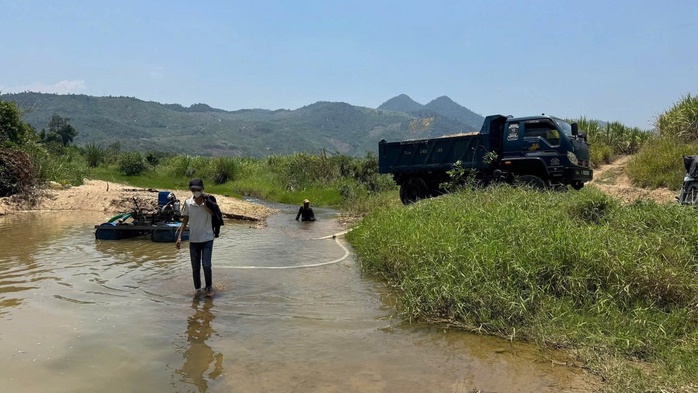 Kh&aacute;nh H&ograve;a:&ldquo;C&aacute;t tặc&rdquo; hoạt động giữa trưa, dựng b&egrave; h&uacute;t c&aacute;t, bố tr&iacute; người cảnh giới - Ảnh 3.