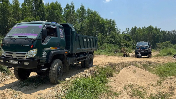 Kh&aacute;nh H&ograve;a:&ldquo;C&aacute;t tặc&rdquo; hoạt động giữa trưa, dựng b&egrave; h&uacute;t c&aacute;t, bố tr&iacute; người cảnh giới - Ảnh 2.