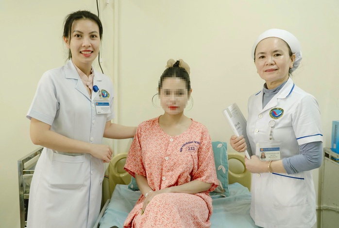 Khối u dài cả gang tay trong bụng người phụ nữ trẻ - Ảnh 2.