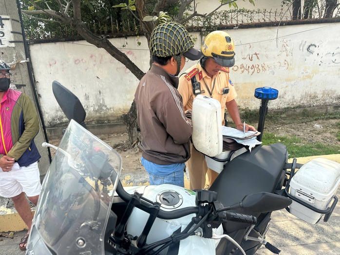CSGT nhắc nhở người dân không chạy xe máy lên cầu vượt ngã tư 550 tại TP HCM - Ảnh 2. CSGT nhắc nhở người dân không chạy xe máy lên cầu vượt ngã tư 550 tại TP HCM - Ảnh 2.