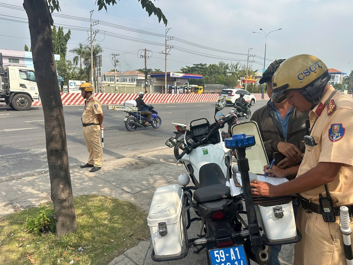 CSGT treo băng r&ocirc;n nhắc nhở cấm xe m&aacute;y l&ecirc;n cầu vượt ng&atilde; tư 550 - Ảnh 3.