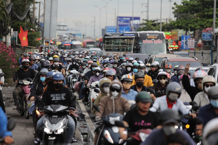 Siết kh&iacute; thải xe m&aacute;y: B&agrave;i to&aacute;n kh&ocirc;ng chỉ l&agrave; kh&oacute;i bụi - Ảnh 1.