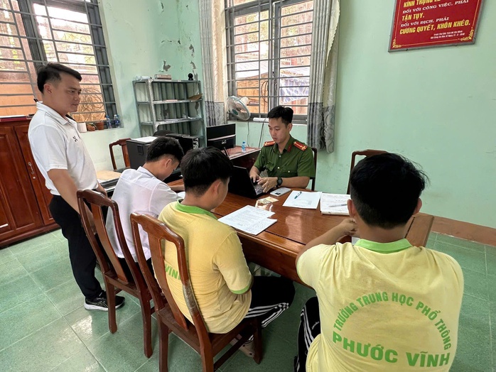 Nam sinh lớp 11 biểu diễn tr&ecirc;n xe m&aacute;y bị c&ocirc;ng an mời l&agrave;m việc tại TP . HCM - Ảnh 2.