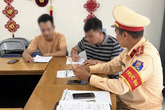 Tài xế xe đầu kéo lấn làn bị phạt 5 triệu đồng Tại TP . HCM - Ảnh 1. Tài xế xe đầu kéo lấn làn bị phạt 5 triệu đồng Tại TP . HCM - Ảnh 1.