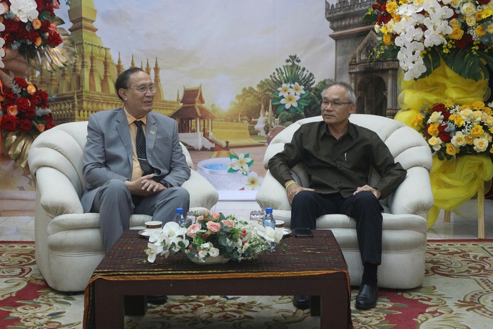 L&atilde;nh đạo Trường ĐH Cửu Long thăm v&agrave; ch&uacute;c Tết Tổng L&atilde;nh sự L&agrave;o v&agrave; Campuchia tại TPHCM - Ảnh 1.