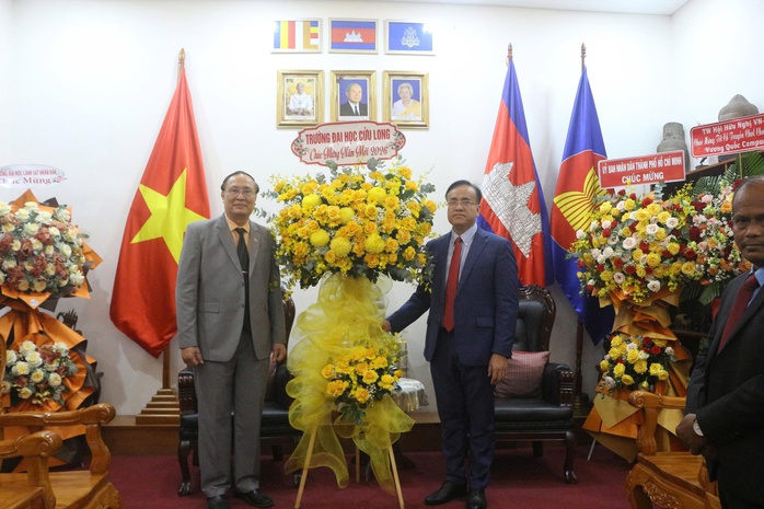 L&atilde;nh đạo Trường ĐH Cửu Long thăm v&agrave; ch&uacute;c Tết Tổng L&atilde;nh sự L&agrave;o v&agrave; Campuchia tại TPHCM - Ảnh 2.