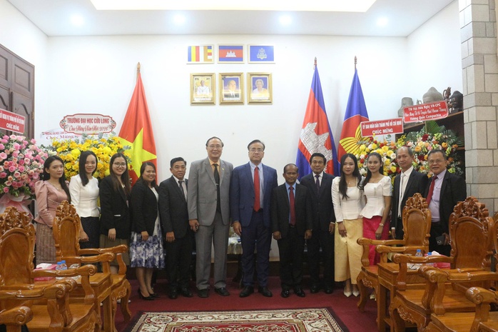 L&atilde;nh đạo Trường ĐH Cửu Long thăm v&agrave; ch&uacute;c Tết Tổng L&atilde;nh sự L&agrave;o v&agrave; Campuchia tại TPHCM - Ảnh 4.