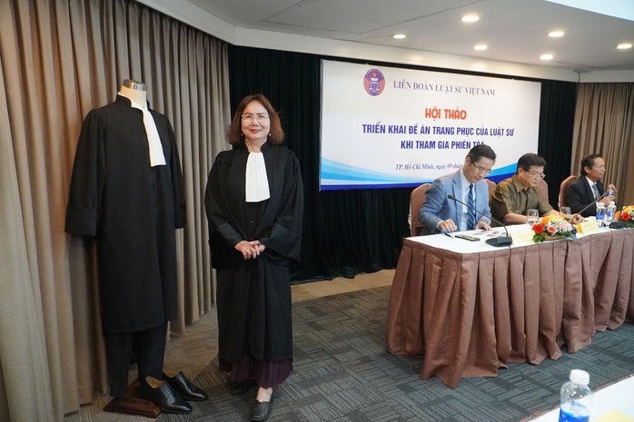 C&oacute; n&ecirc;n d&ugrave;ng mẫu &aacute;o cho&agrave;ng luật sư của Ph&aacute;p tại Việt Nam? - Ảnh 1.