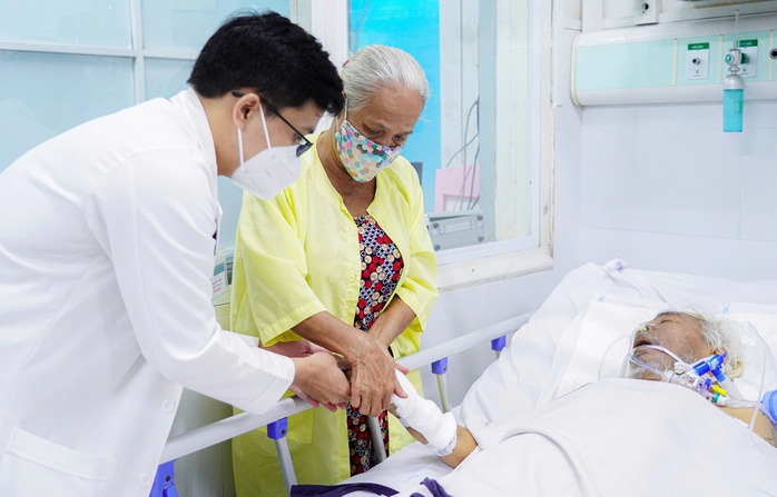 T&agrave;i xế xe &ocirc;m nguy kịch, kh&ocirc;ng c&oacute; tiền chữa trị - Ảnh 1.