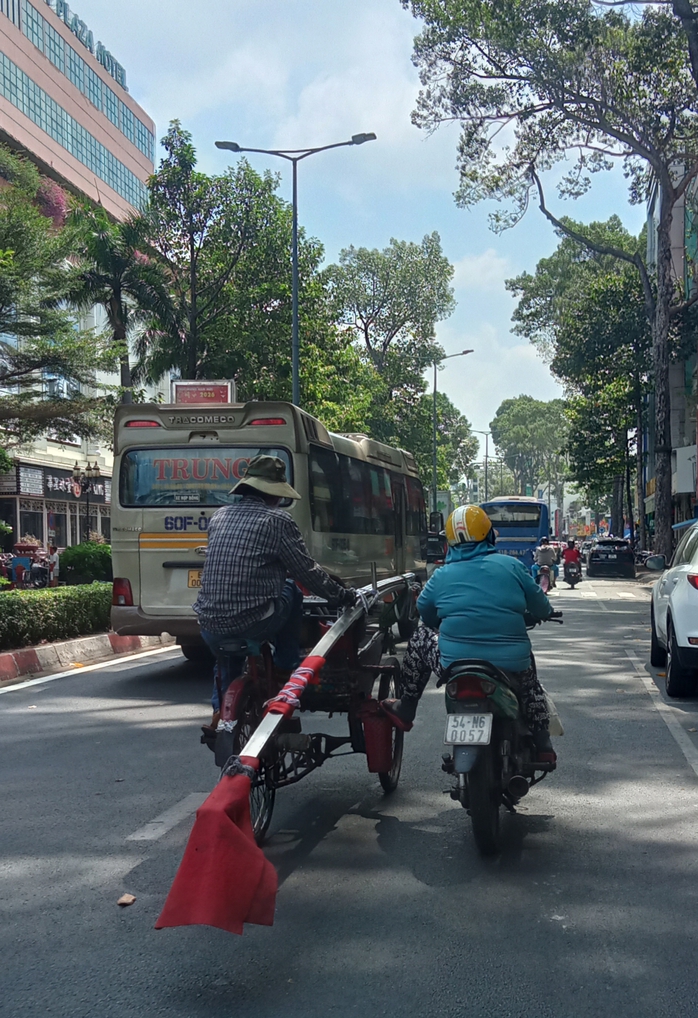 Vừa vi phạm vừa g&acirc;y nguy hiểm - Ảnh 1.