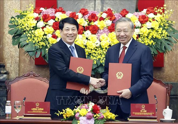 Bàn giao công tác giữa Tổng Bí thư, Chủ tịch nước Tô Lâm và nguyên Chủ tịch nước Lương Cường - Ảnh 1.