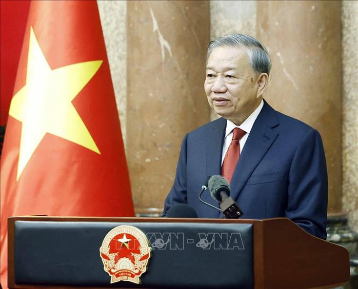 Bàn giao công tác giữa Tổng Bí thư, Chủ tịch nước Tô Lâm và nguyên Chủ tịch nước Lương Cường - Ảnh 3.