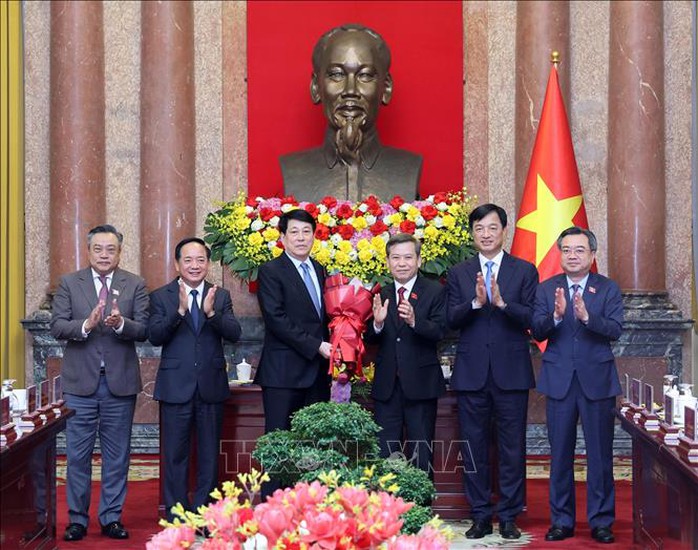 Bàn giao công tác giữa Tổng Bí thư, Chủ tịch nước Tô Lâm và nguyên Chủ tịch nước Lương Cường - Ảnh 4.