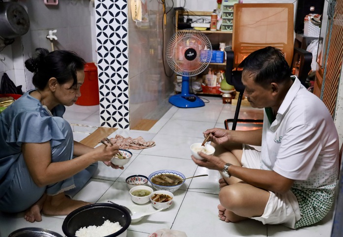 Thu nhập tăng, áp lực chi tiêu lớn - Ảnh 1.