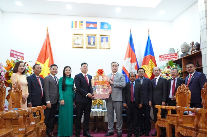 Lãnh đạo TPHCM chúc Tết cổ truyền Chol Chnam Thmey tại Tổng Lãnh sự quán Campuchia - Ảnh 2.