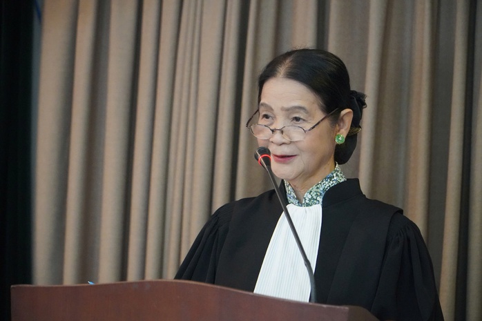 C&oacute; n&ecirc;n d&ugrave;ng mẫu &aacute;o cho&agrave;ng luật sư của Ph&aacute;p tại Việt Nam? - Ảnh 2.