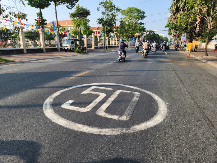Vòng tròn sơn số "50" giữa đường, cách làm nhỏ tạo hiệu quả lớn ở Cần Thơ - Ảnh 1.