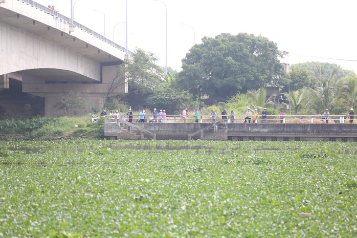 Người đàn ông Cần Thơ nhảy cầu ở Tây Ninh , để lại xe máy và điện thọai - Ảnh 2. Người đàn ông Cần Thơ nhảy cầu ở Tây Ninh , để lại xe máy và điện thọai - Ảnh 2.