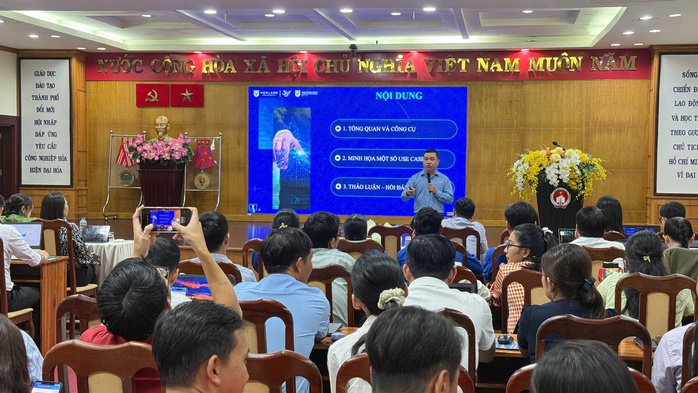 PGS.TS Nguyễn Thời Trung bất ngờ xuất hiện hướng dẫn kỹ năng ứng dụng AI cho cán bộ Đoàn-Đội - Ảnh 1.