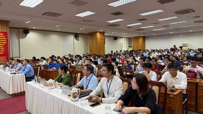 PGS.TS Nguyễn Thời Trung bất ngờ xuất hiện hướng dẫn kỹ năng ứng dụng AI cho cán bộ Đoàn-Đội - Ảnh 2.