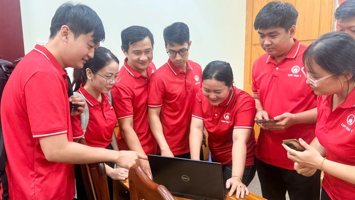 PGS.TS Nguyễn Thời Trung bất ngờ xuất hiện hướng dẫn kỹ năng ứng dụng AI cho cán bộ Đoàn-Đội - Ảnh 3.