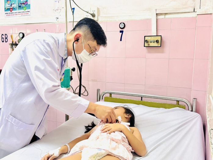 Li&ecirc;n quan vụ h&agrave;ng chục học sinh đau bụng, sốt: Sở Y tế TPHCM th&ocirc;ng tin th&ecirc;m - Ảnh 1.