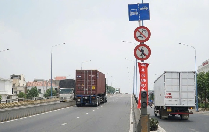 CSGT treo băng r&ocirc;n nhắc nhở cấm xe m&aacute;y l&ecirc;n cầu vượt ng&atilde; tư 550 - Ảnh 1.