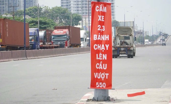 CSGT treo băng r&ocirc;n nhắc nhở cấm xe m&aacute;y l&ecirc;n cầu vượt ng&atilde; tư 550 - Ảnh 2.